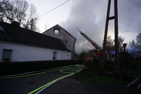 FW Ratingen: Brand im Dachstuhl - Haus unbewohnbar - 2 Personen verletzt - BILDER