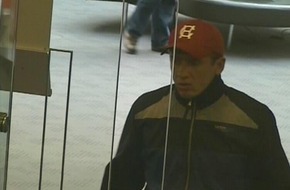 Polizeiinspektion Hildesheim: POL-HI: Überfall auf Geschäftsstelle der Sparkasse Hildesheim / Täter flüchten unerkannt
