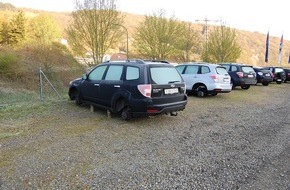 Polizeidirektion Kaiserslautern: POL-PDKL: Mehrere Autos hochgebockt und Räder entwendet