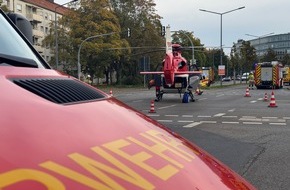 Feuerwehr Dresden: FW Dresden: Schwerer Verkehrsunfall zwischen einer Straßenbahn und einem PKW