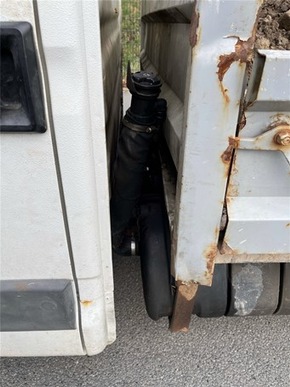 POL-SO: Massiv überladener und verkehrsunsicherer Lkw in Soest stillgelegt