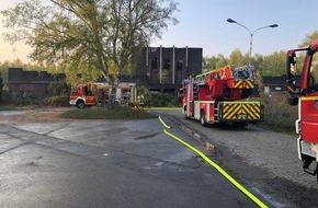 Feuerwehr Gelsenkirchen: FW-GE: Brennender Unrat und Kunststoffmüll, sorgen für Feuerwehreinsatz in Gelsenkirchen Ückendorf
