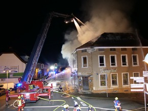 FW LK Neunkirchen: Brand eines leerstehenden Hotel-Restaurants in der Hauptstraße