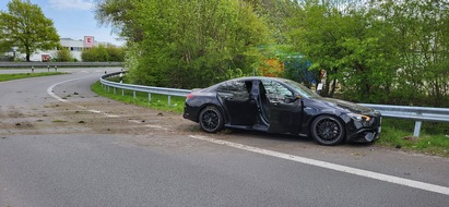 Polizeiinspektion Oldenburg-Stadt / Ammerland: POL-OL: ++ Verkehrsunfall nach Flucht vor der Polizei ++