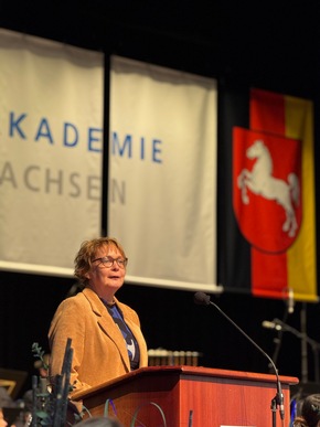 POL-AK NI: Vom Hörsaal in den Einsatz: 125 neue Polizeikommissarinnen und -kommissare starten ihren Dienst für Niedersachsen