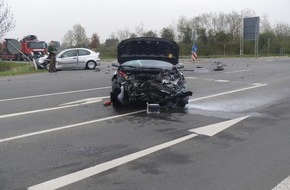Polizei Düren: POL-DN: Entgegen kommenden Wagen übersehen