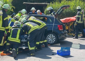 FW-AR: Verkehrsunfall mit zwei eingeklemmten Personen in Arnsberg-Obereimer