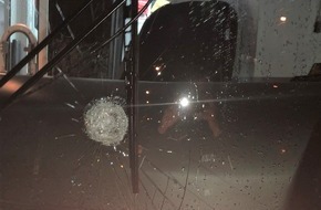 Polizeipräsidium Mainz: POL-PPMZ: Gegenstand auf Straßenbahn geworfen - Fotos der beschädigten Scheibe