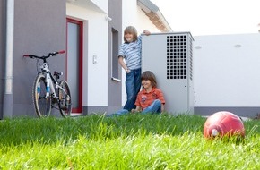 VdZ - Forum für Energieeffizienz in der Gebäudetechnik e.V.: Wärme günstig aus der Umwelt pumpen - Wärmepumpen beziehen bis zu 75 % des Heizwärmebedarfs aus der Umwelt - Technologie nutzt Außenluft, Erdreich und Sonnenwärme als ...