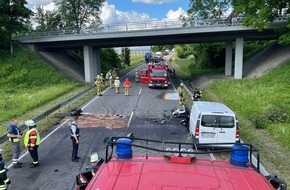 Kreisfeuerwehrverband Bodenseekreis e. V.: KFV Bodenseekreis: Schwerer Verkehrsunfall auf B467 mit drei Fahrzeugen fordert mehrere Verletzte