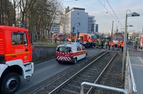 Feuerwehr und Rettungsdienst Bonn: FW-BN: Auto kollidiert mit Straßenbahn - Feuerwehr befreit eingeklemmte Person