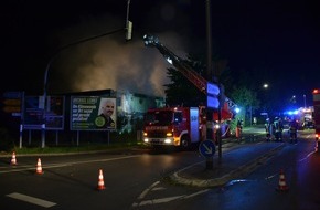 Polizeiinspektion Stade: POL-STD: Mehrere Brände beschäftigen Feuerwehr und Polizei in Buxtehude in der vergangenen Nacht - ehemalige Asylbewerberunterkunft und Mülleimer zerstört