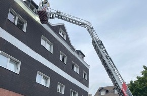 Feuerwehr Essen: FW-E: Kellerbrand in einem Mehrfamilienhaus - Fluchtweg für Mutter und Kind durch Brandrauch abgeschnitten