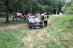 Polizeidirektion Neustadt/Weinstraße: POL-PDNW: Frontalzusammenstoß verhindert - PKW überschlagen, Verursacher fährt weiter