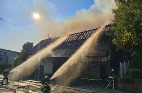 Kreisfeuerwehrverband Calw e.V.: KFV-CW: Jugendliche setzen in Calw-Stammheim Gebäude in Brand / Eingelagertes Heu erschwert Löscharbeiten in Nachbarschaft von Schule und Kindergarten