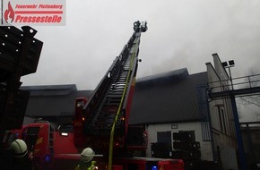 Feuerwehr Plettenberg: FW-PL: OT-Himmelmert. Dachstuhlbrand in einem Industriebetrieb sorgt für Großeinsatz der Plettenberger Feuerwehr.