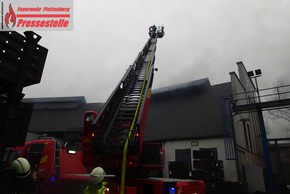 FW-PL: OT-Himmelmert. Dachstuhlbrand in einem Industriebetrieb sorgt für Großeinsatz der Plettenberger Feuerwehr.