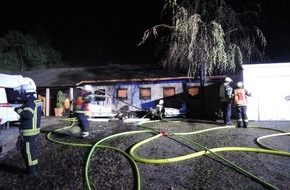 Feuerwehr und Rettungsdienst Bonn: FW-BN: Wohnwagenbrand drohte aufs Haus überzugreifen, Bewohner brachten sich in Sicherheit