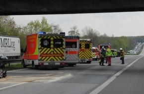 Feuerwehr Dinslaken: FW Dinslaken: Auffahrunfall mit mehreren Verletzten auf der BAB 3