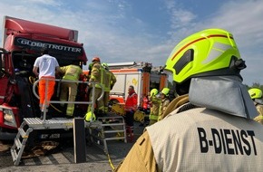 Feuerwehr Hannover: FW Hannover: Ein Schwerverletzter nach LKW-Unfall auf der Autobahn 7