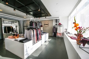 Neben Prada und Chanel: Lidl eröffnet Pop-up Store auf Hamburgs Fashion-Boulevard Nr. 1 / Lidl präsentiert am Neuen Wall erste Premium-Modekollektion / Etliche Stars feierten das Pre-Opening