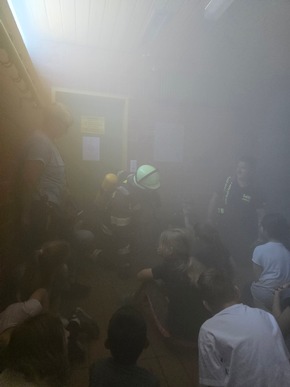 FW-WRN: Besuch der Feuerwehr an der Wiehagengrundschule: Brandschutz zum Anfassen