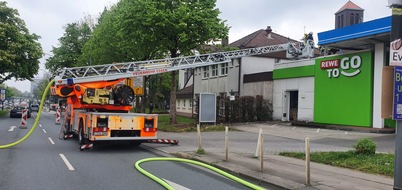 Feuerwehr Essen: FW-E: Kühlaggregat auf Tankstellendach geht in Flammen auf - keine Verletzten