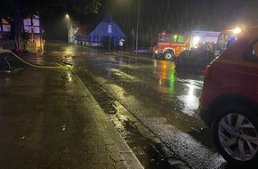 Freiwillige Feuerwehr Bad Salzuflen: FF Bad Salzuflen: Starkregen beschädigt Gebäude und überflutet Straßen in Wüsten / Feuerwehr ist mit 130 Einsatzkräften im Dauereinsatz