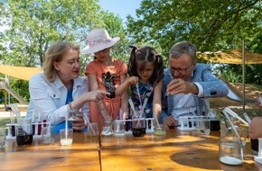 Stiftung Kinder forschen: Familienministerin Lisa Paus entdeckt mit Berliner Kita-Kindern die Chemie