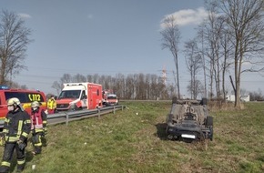 Feuerwehr Dortmund: FW-DO: PKW überschlagen - eine Person verletzt