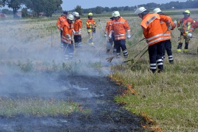 FW Lüchow-Dannenberg: +++ Besondere Brände erfordern besondere Maßnahmen +++ Feuerwehren der Samtgemeinde Elbtalaue trainieren die Brandbekämpfung von Vegetationsbränden +++