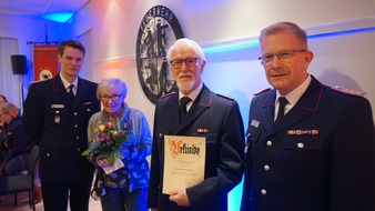 Feuerwehr Norderstedt: FW Norderstedt: Jahreshauptversammlung der Freiwilligen Feuerwehr Garstedt - Emotionaler Höhepunkt zum Schluss (Korrektur)