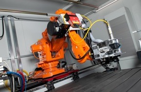 Fraunhofer-Institut für Produktionstechnologie IPT: Laserstrukturieren mit dem Industrieroboter: Große Flächen schneller und kostengünstiger funktionalisieren