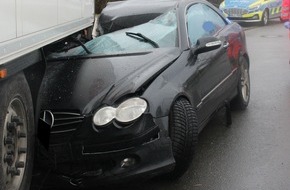 Polizei Minden-Lübbecke: POL-MI: Auto kracht gegen Sattelzug-Anhänger