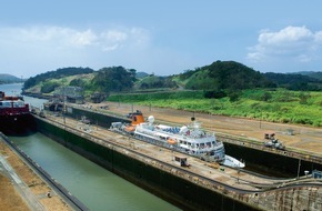 Hapag-Lloyd Cruises: Exotische Pracht zwischen Pazifik und Atlantik: Expeditionsflotte von Hapag-Lloyd Cruises fährt tagsüber durch den Panamakanal
