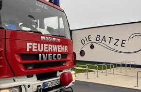 Feuerwehr Beverungen: FW Beverungen: Feuerwehr Beverungen übt den Ernstfall im Freibad / Atemschutzträger trainieren unter realistischen Bedingungen