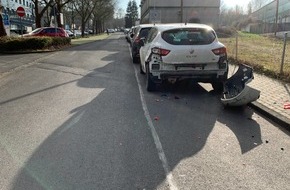 Polizeipräsidium Nordhessen - Kassel: POL-KS: Heckstoßstange abgerissen: Polizei sucht Zeugen von Unfallflucht in Knorrstraße