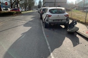 Polizeipr&auml;sidium Nordhessen: POL-KS: Hecksto&szlig;stange abgerissen: Polizei sucht Zeugen von Unfallflucht in Knorrstra&szlig;e