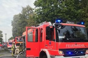 Feuerwehr Bottrop: FW-BOT: Laubenbrand in voller Ausdehnung / Feuer droht auf Wohnhaus überzugreifen