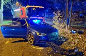 Feuerwehr Hannover: FW Hannover: Verkehrsunfall in Bothfeld - Feuerwehr befreit verletzte Person