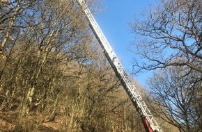 Polizeidirektion Wittlich: POL-PDWIL: Gleitschirmfliegerin landet im Baum