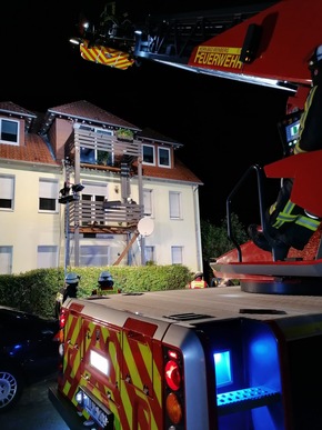 FW Horn-Bad Meinberg: Einsturz eines Balkons mit 4 eingeklemmten Personen und insgesamt 9 Verletztenß
