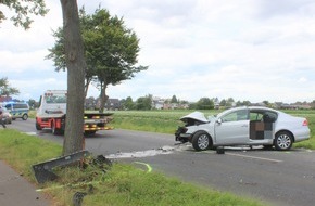 Kreispolizeibehörde Viersen: POL-VIE: Pkw fährt gegen Baum - Fahrer wird schwer verletzt