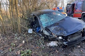 Feuerwehr Mönchengladbach: FW-MG: Gemeinsame Pressemeldung der Polizei und Feuerwehr Mönchengladbach: Unfall mit Schwerverletzten an der Korschenbroicher Straße