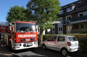 Feuerwehr Mettmann: FW Mettmann: Feuer im dritten Obergeschoss in einem Mehrfamiliengebäude in Mettmann. Rauchmelder verhinderten schlimmeres. Alle Bewohner konnten sich selbstständig retten und blieben unverletzt.