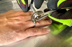 Feuerwehr Weinheim: FW Weinheim: Feuerwehr entfernt Ring von Finger