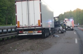 Feuerwehr Mönchengladbach: FW-MG: Verkehrsunfall auf BAB 61