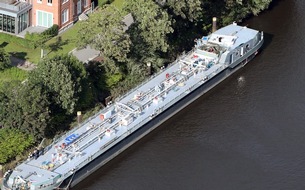 Wasserschutzpolizeiinspektion Oldenburg: WSPI-OLD: Binnenschiff durchfährt die Eisenbahnbrücke bei Drielake und wird dabei stark beschädigt