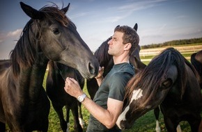 dlv Deutscher Landwirtschaftsverlag GmbH: Fußballstar und Pferdezüchter Thomas Müller verrät im Bayerischen Landwirtschaftlichen Wochenblatt, welche besonderen Adrenalin-Kicks er noch vor sich hat.