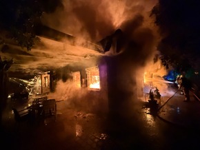 FW Speyer: Gastst&auml;tte in Speyer brennt vollst&auml;ndig aus - 84 Einsatzkr&auml;fte im Einsatz